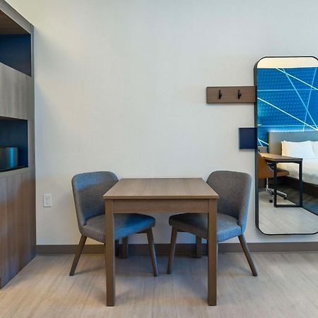 Comfort Suites Келоуна Экстерьер фото