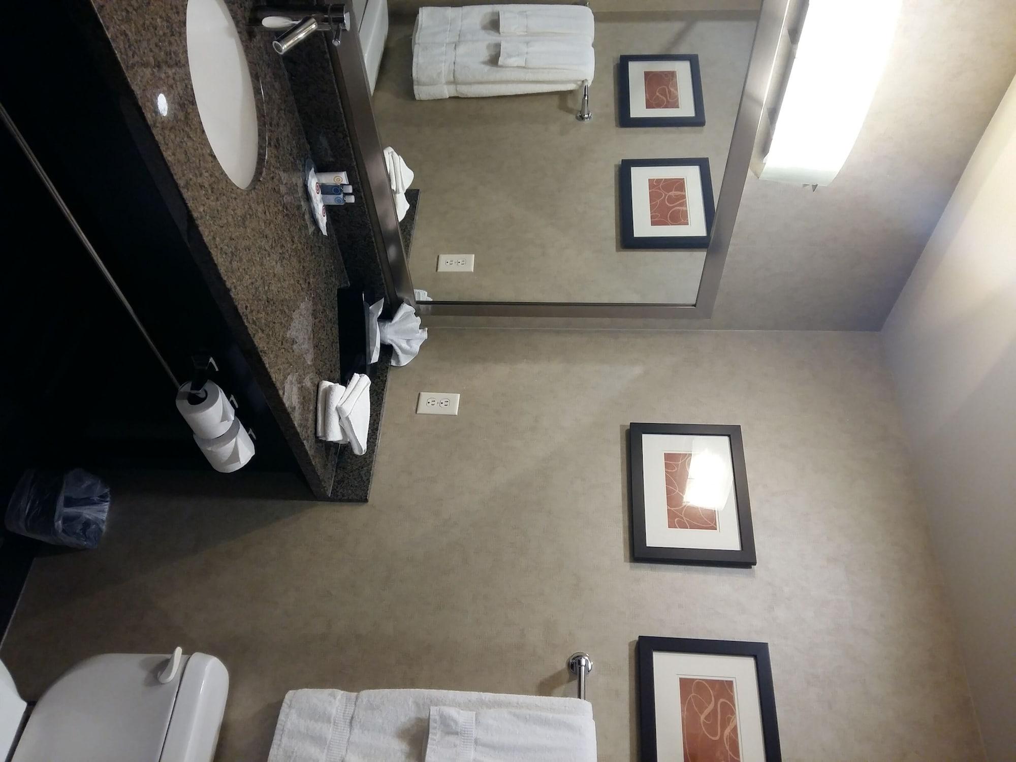 Comfort Suites Келоуна Экстерьер фото