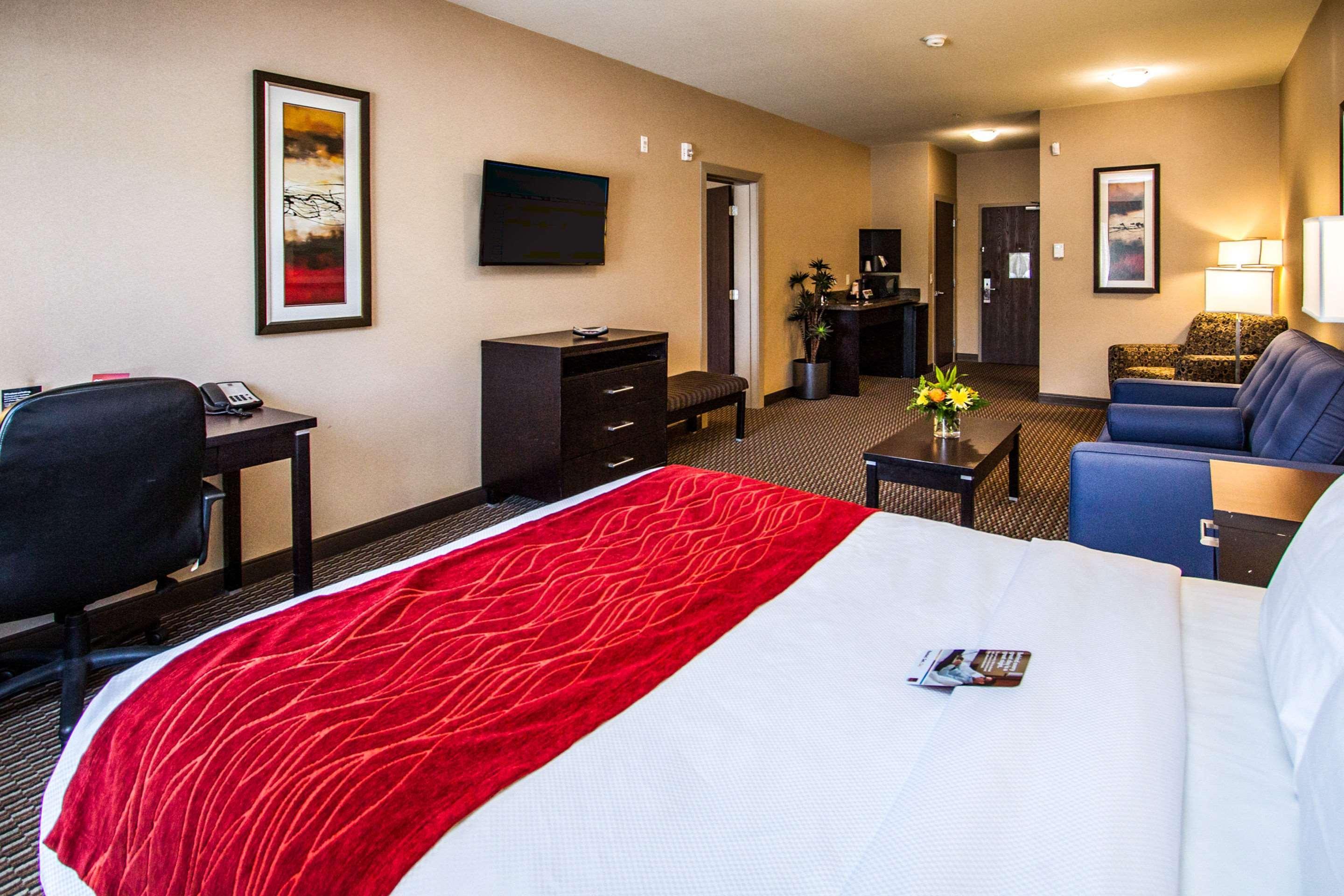 Comfort Suites Келоуна Экстерьер фото