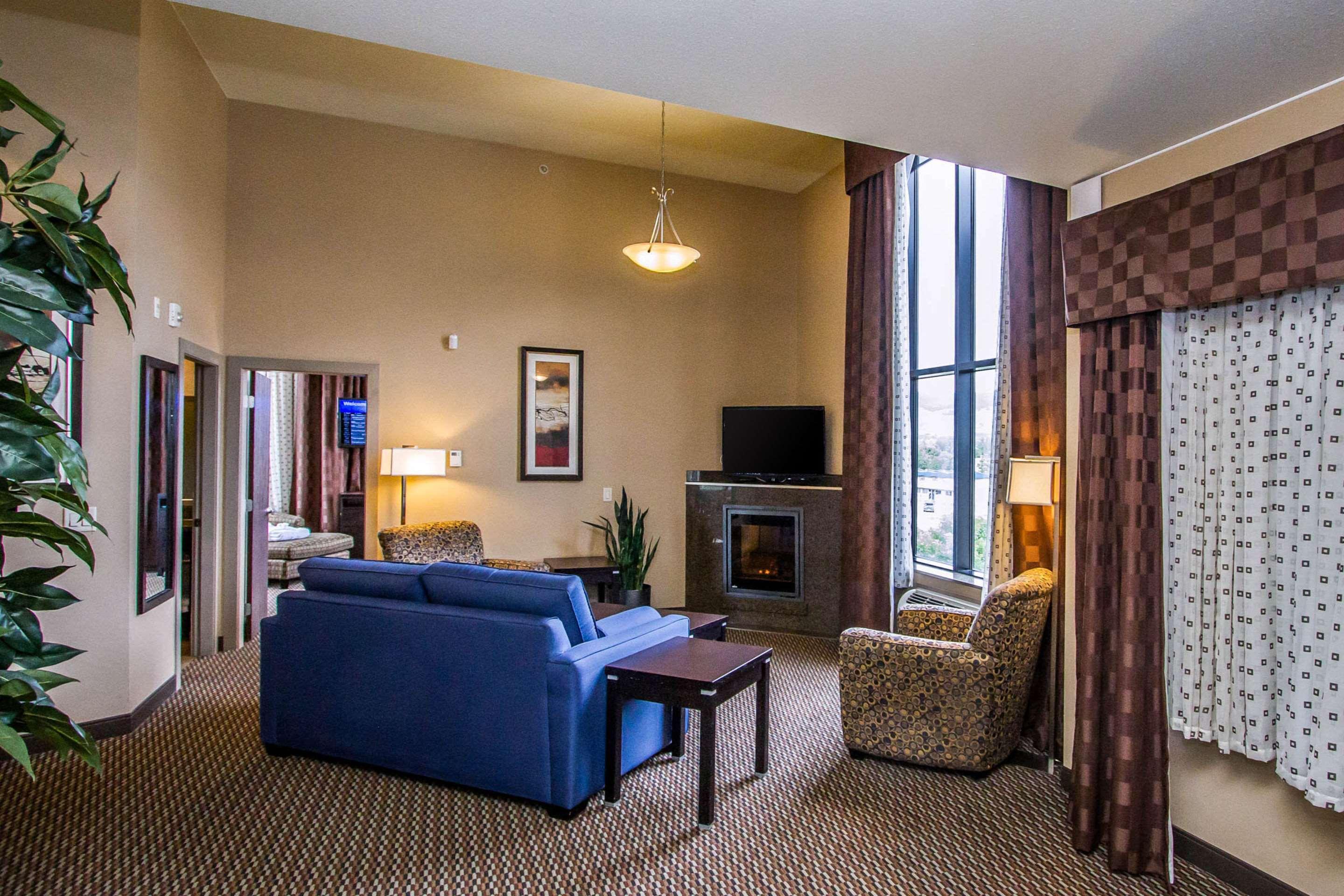 Comfort Suites Келоуна Экстерьер фото