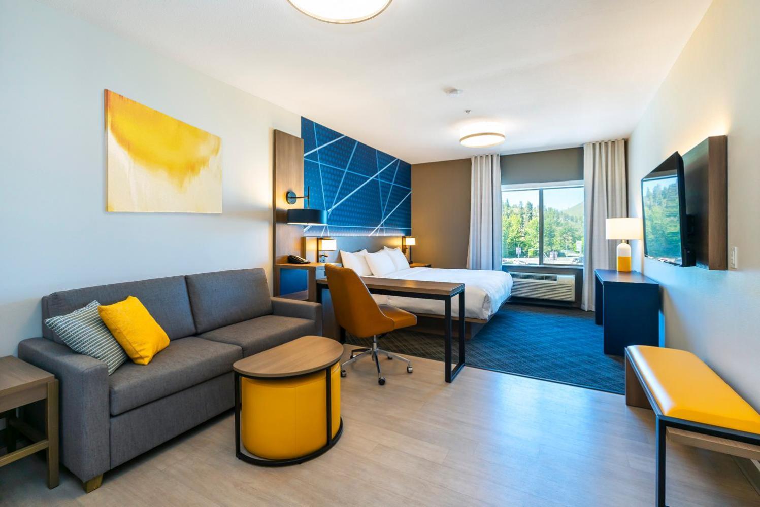 Comfort Suites Келоуна Экстерьер фото