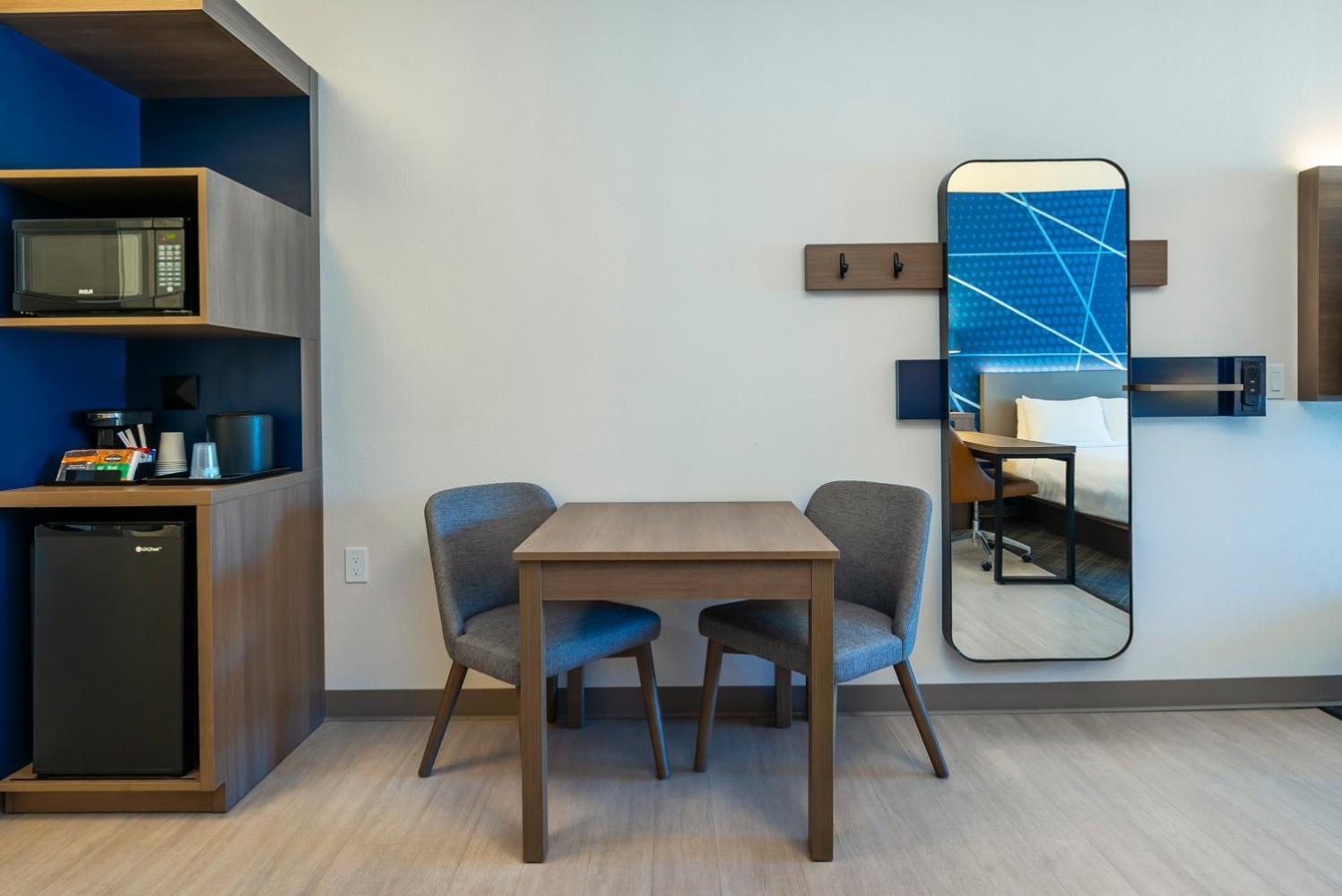 Comfort Suites Келоуна Экстерьер фото