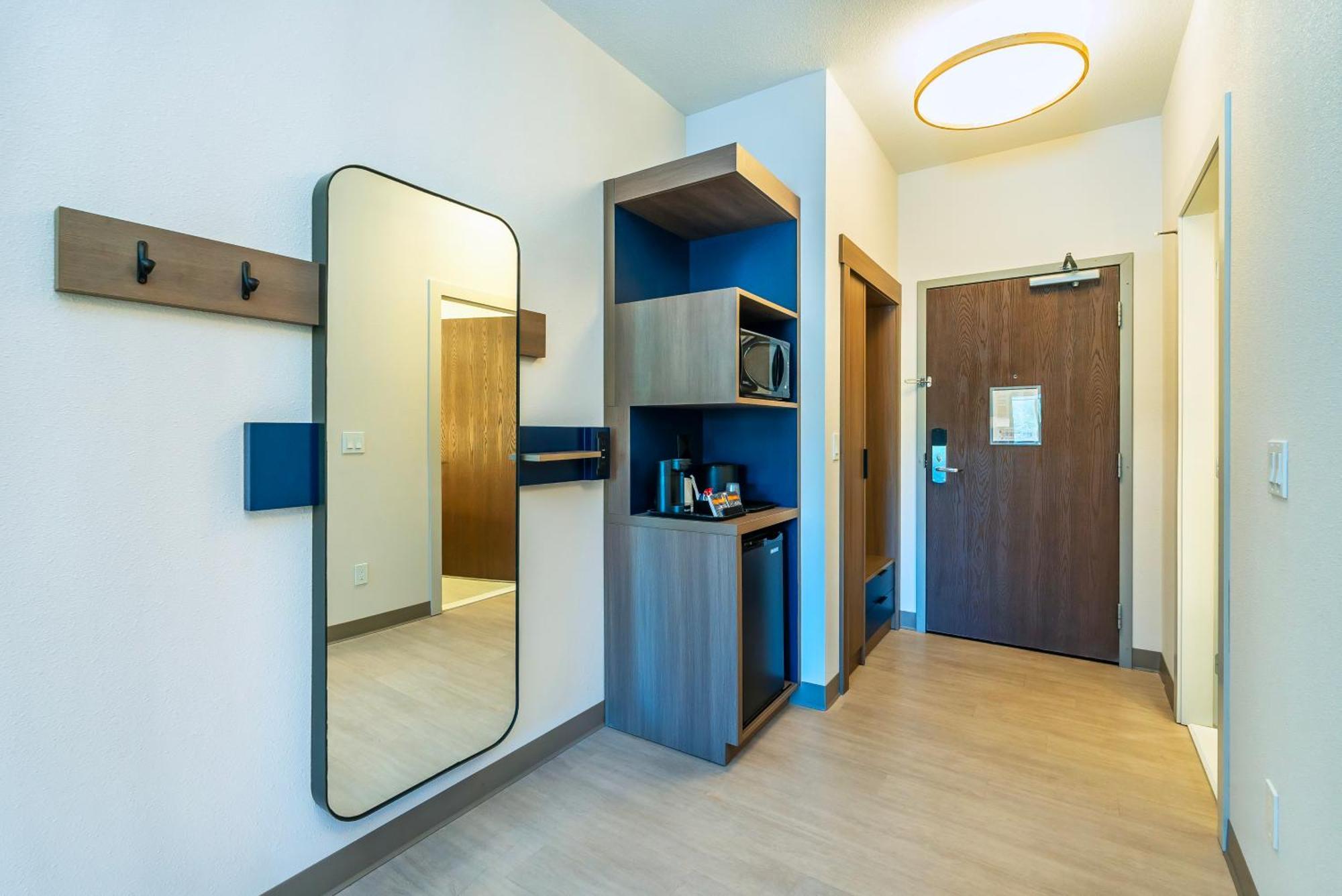 Comfort Suites Келоуна Экстерьер фото