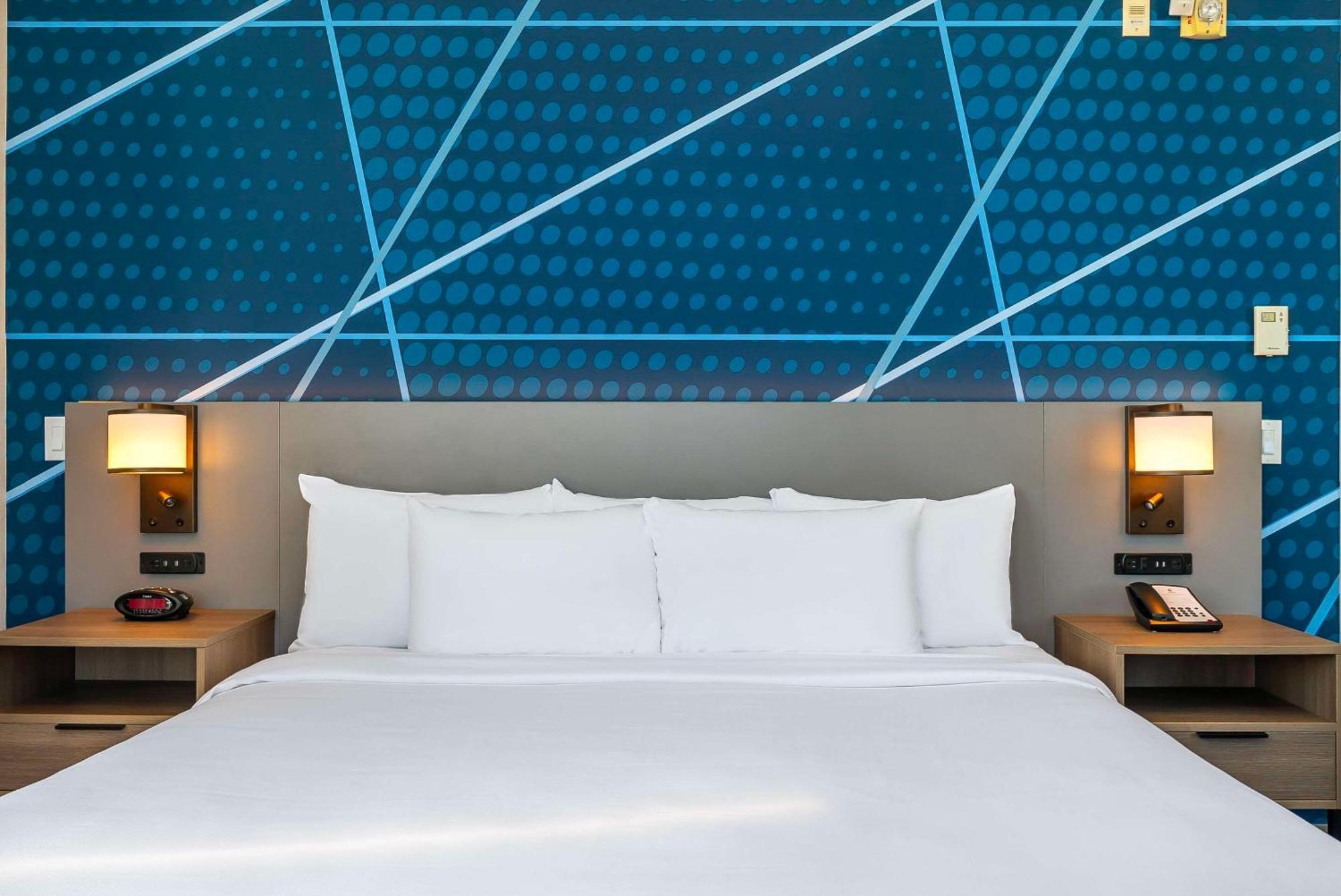 Comfort Suites Келоуна Экстерьер фото