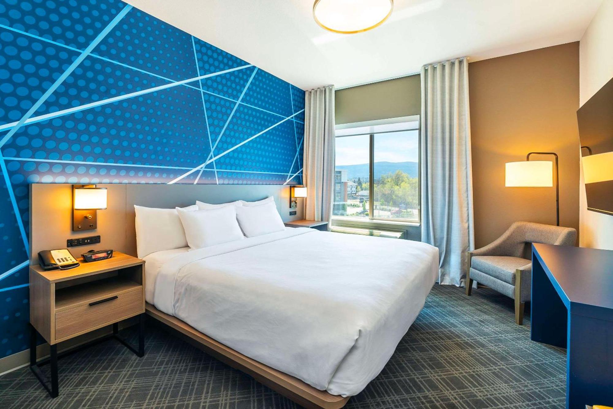 Comfort Suites Келоуна Экстерьер фото