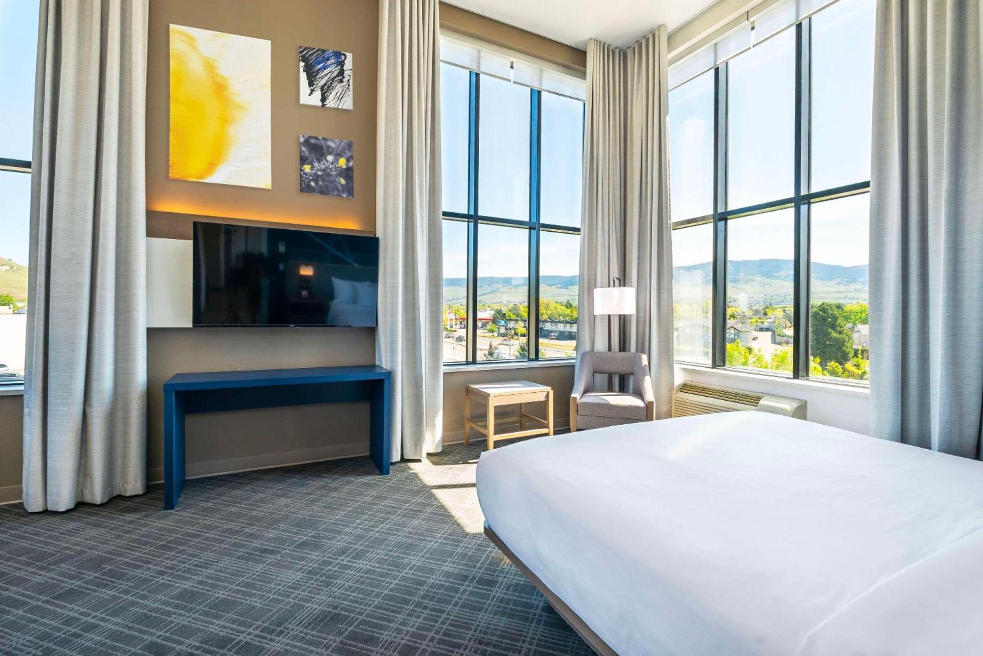 Comfort Suites Келоуна Экстерьер фото