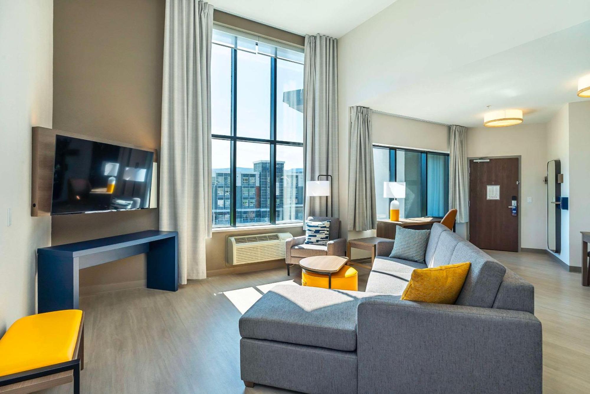Comfort Suites Келоуна Экстерьер фото