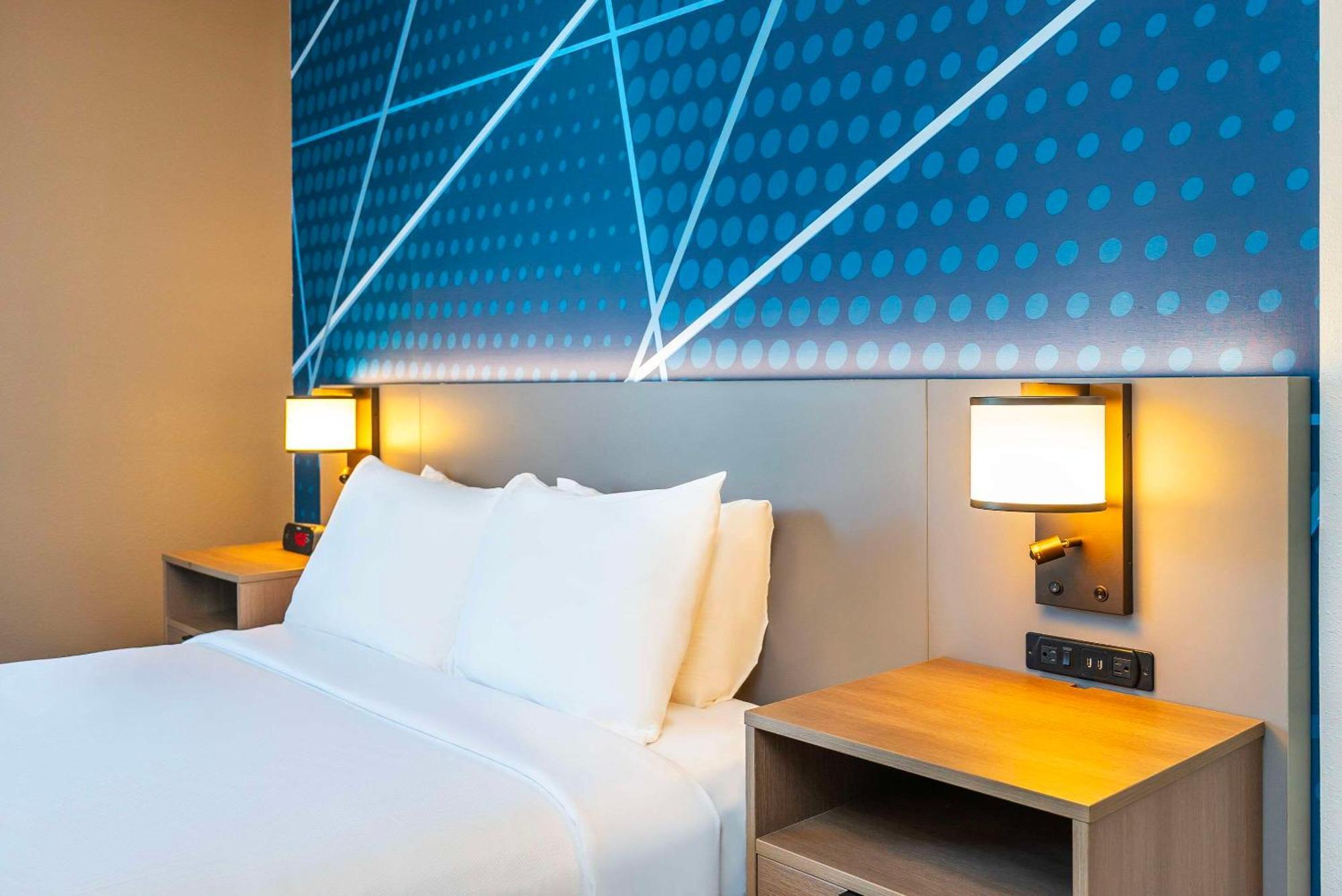 Comfort Suites Келоуна Экстерьер фото