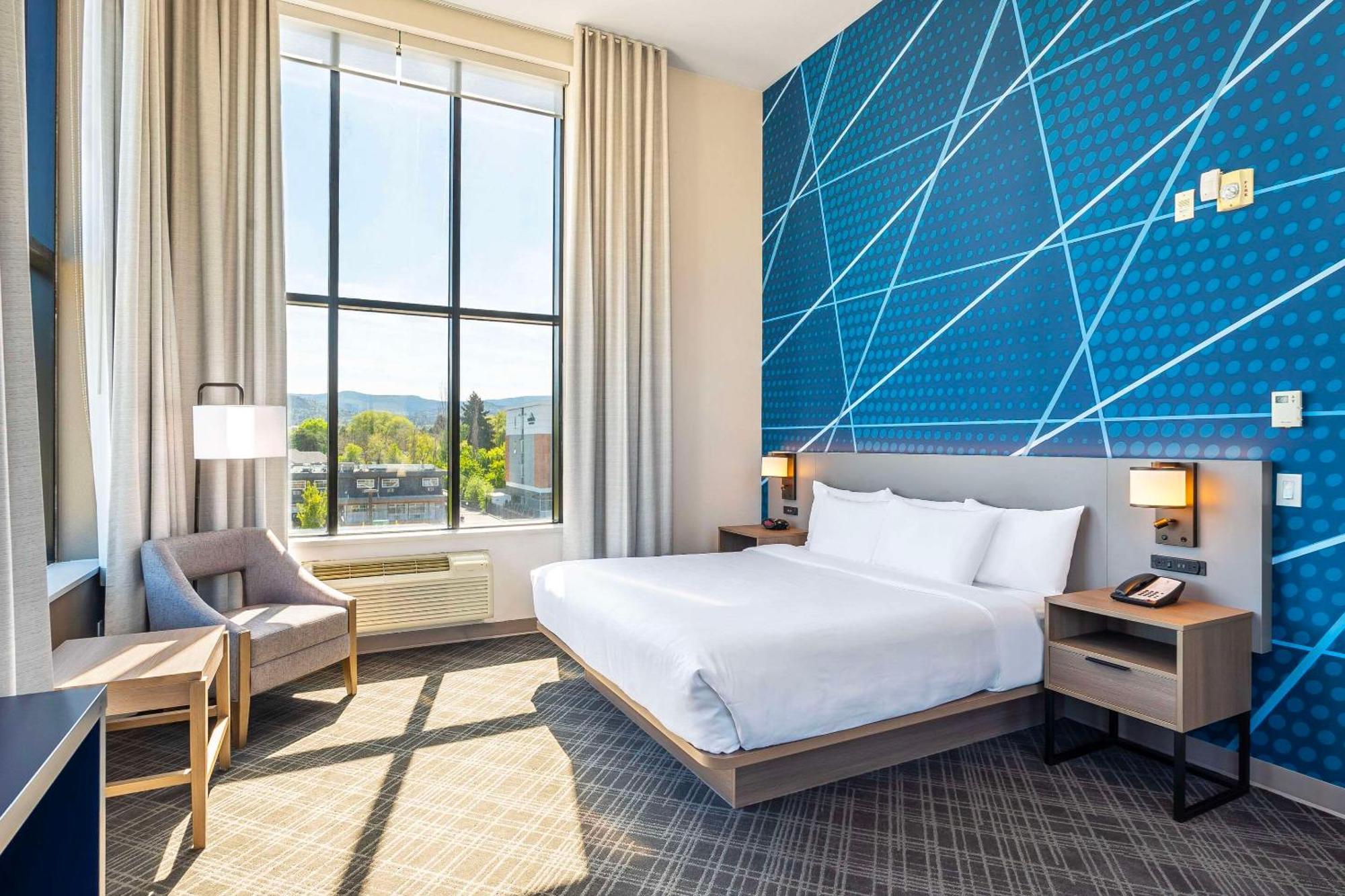 Comfort Suites Келоуна Экстерьер фото