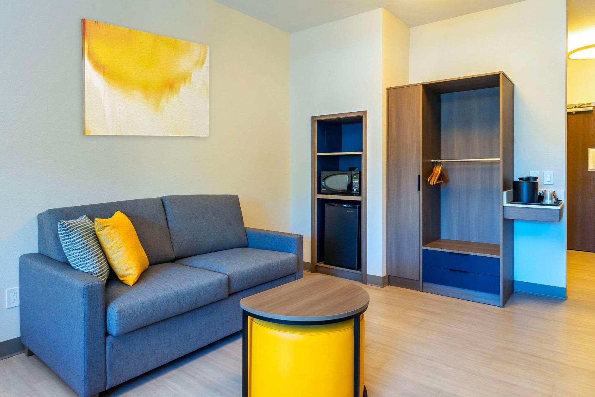Comfort Suites Келоуна Экстерьер фото