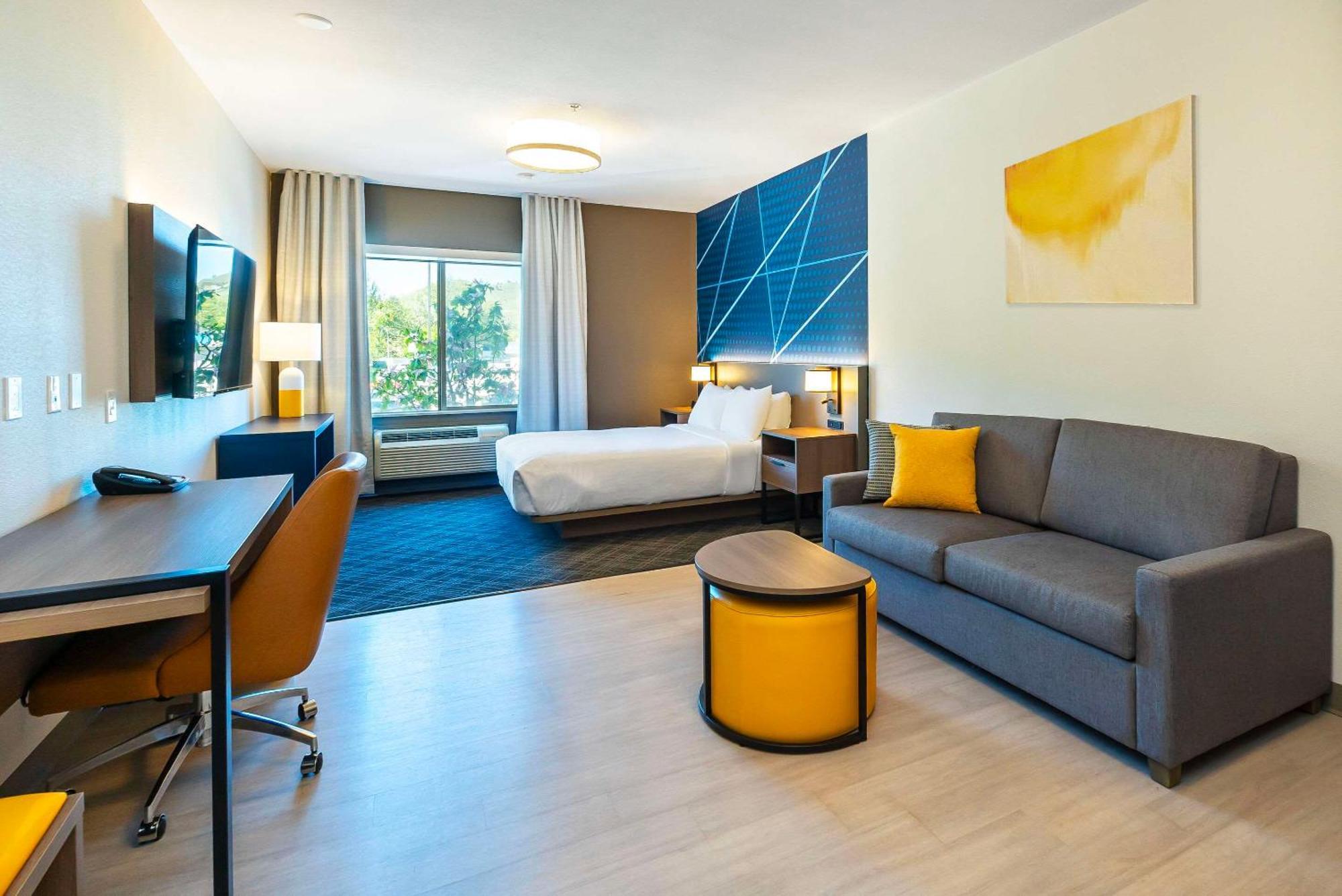 Comfort Suites Келоуна Экстерьер фото
