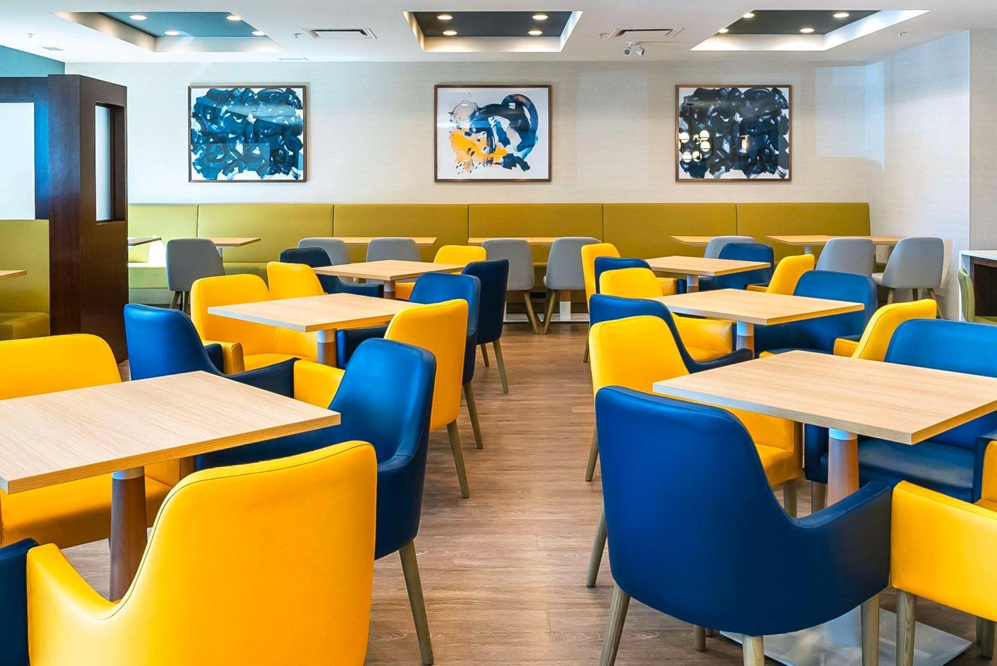 Comfort Suites Келоуна Экстерьер фото