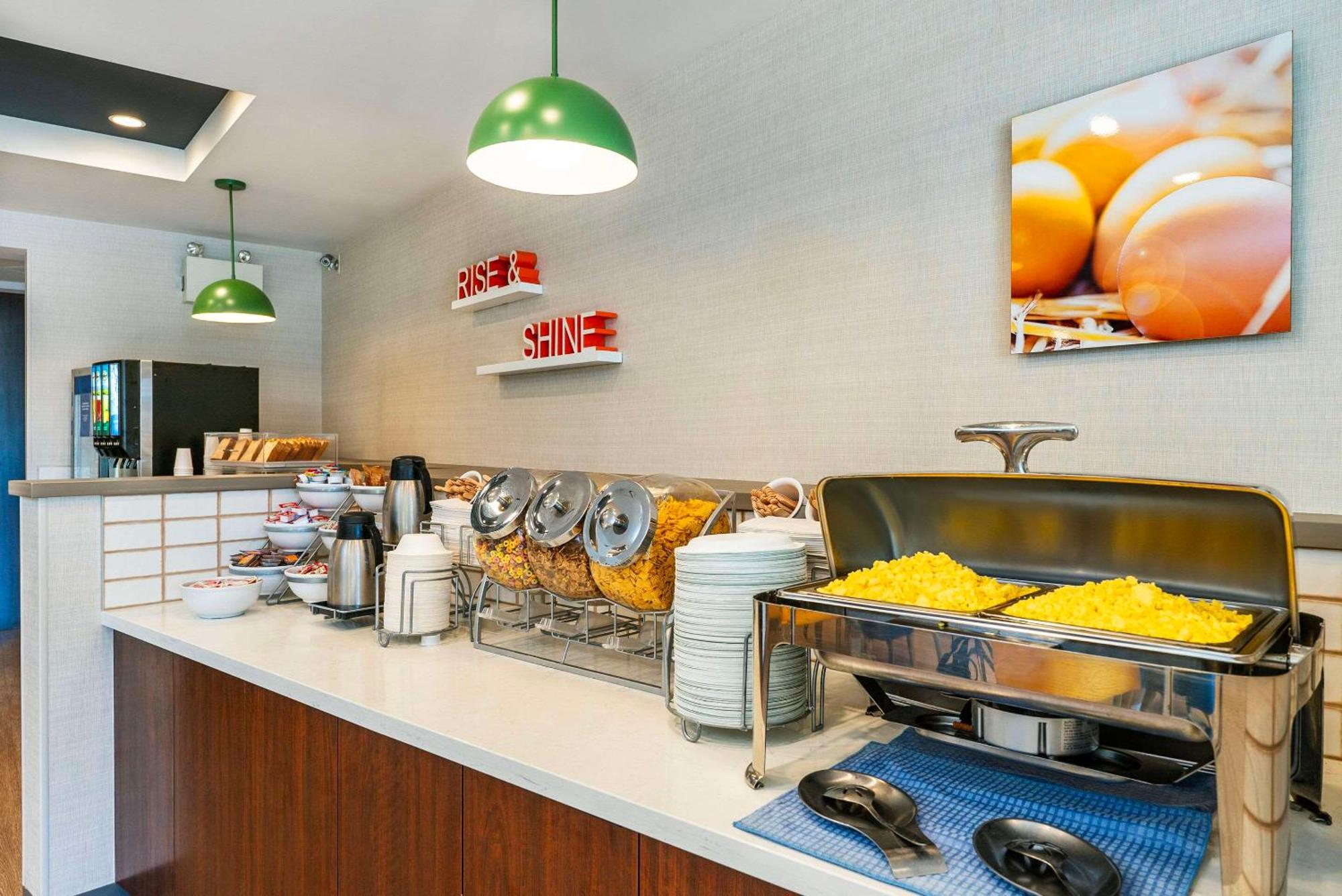 Comfort Suites Келоуна Экстерьер фото