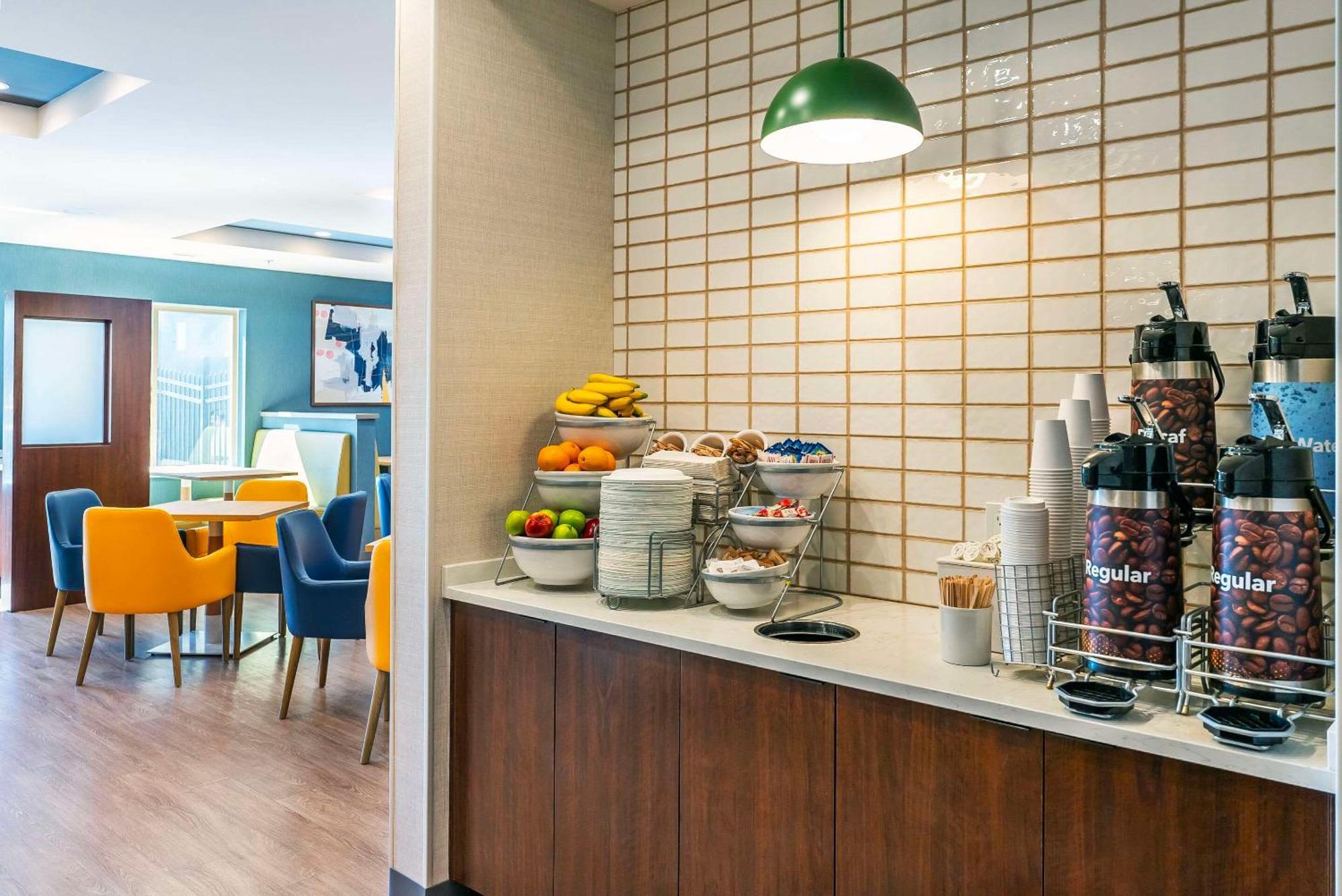 Comfort Suites Келоуна Экстерьер фото
