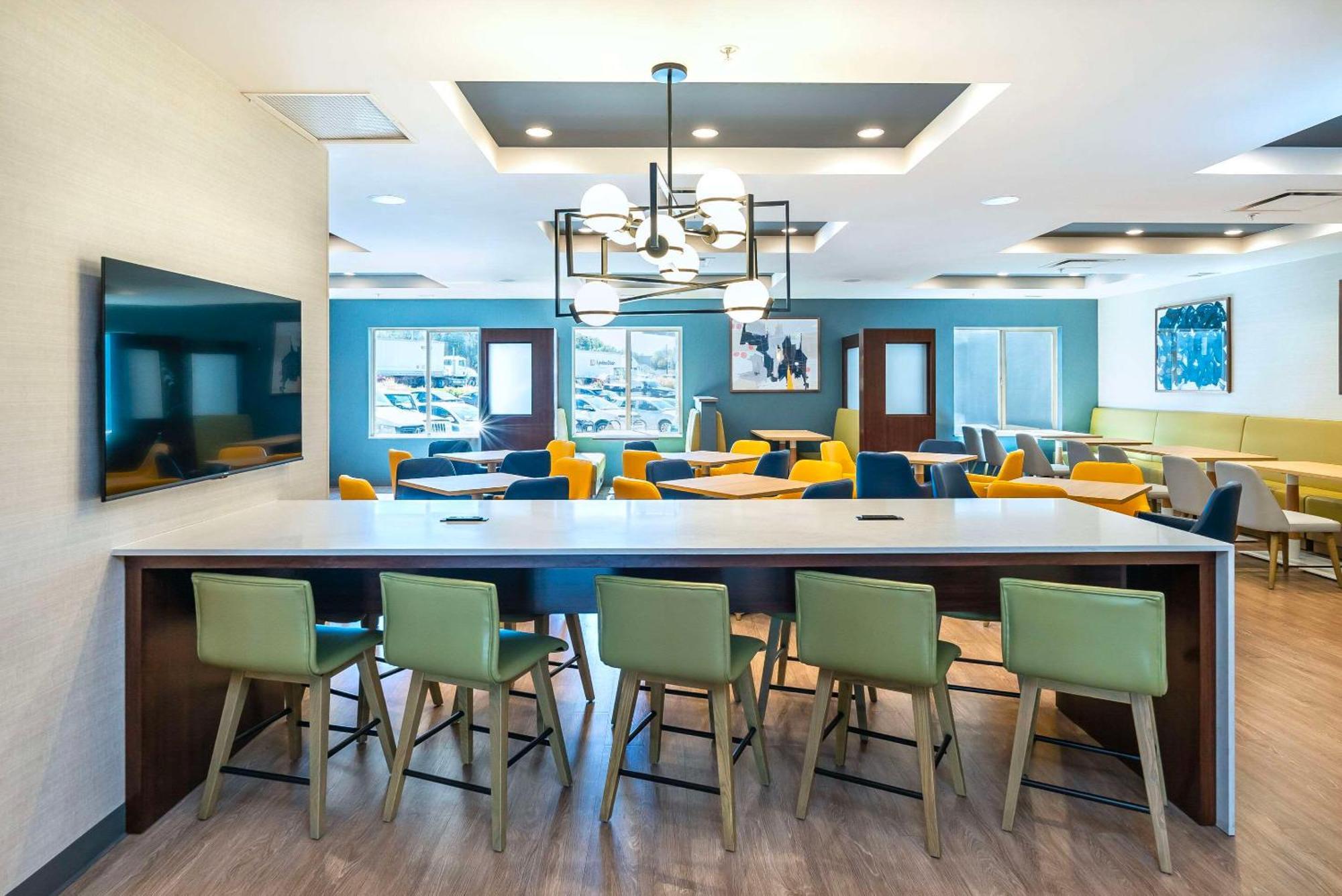Comfort Suites Келоуна Экстерьер фото