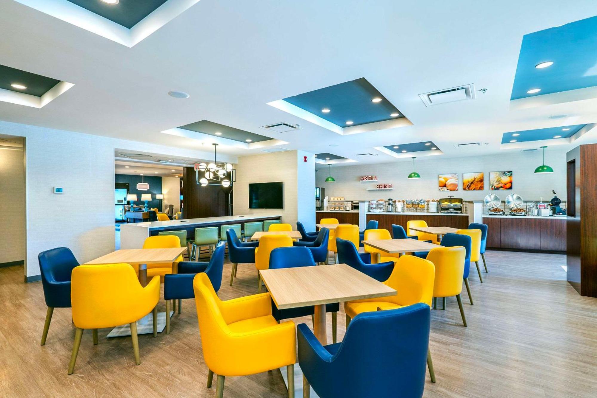 Comfort Suites Келоуна Экстерьер фото