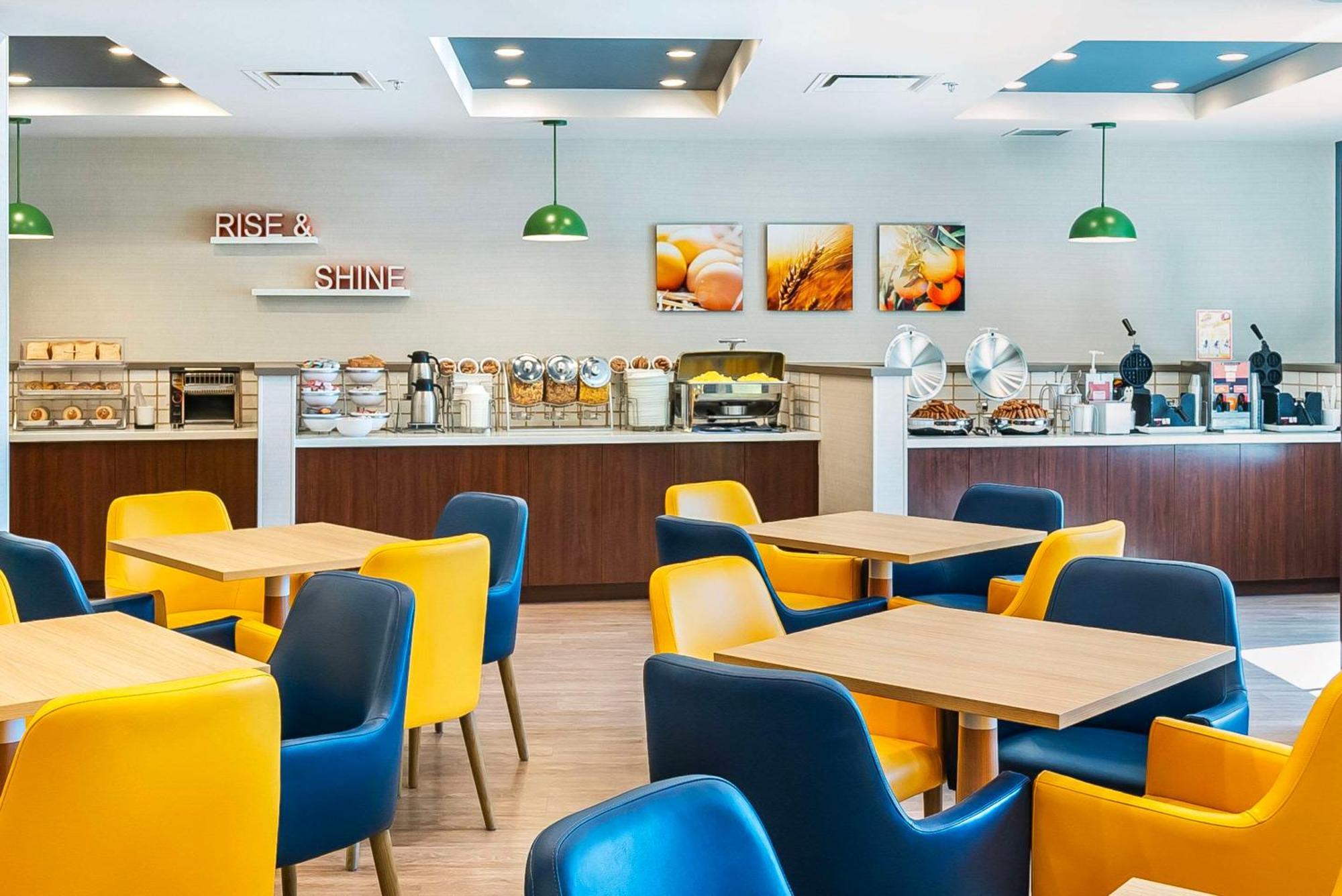 Comfort Suites Келоуна Экстерьер фото