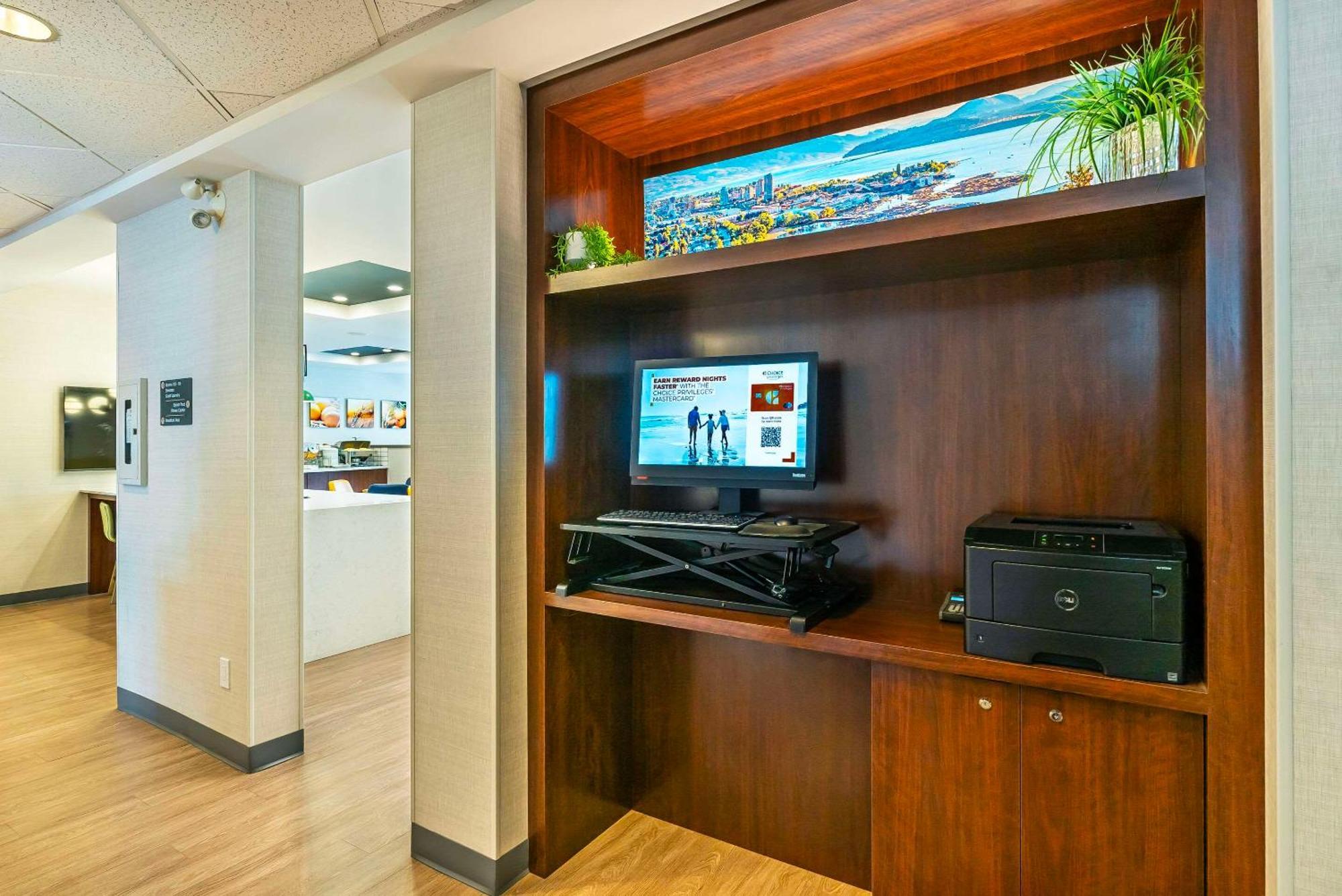 Comfort Suites Келоуна Экстерьер фото