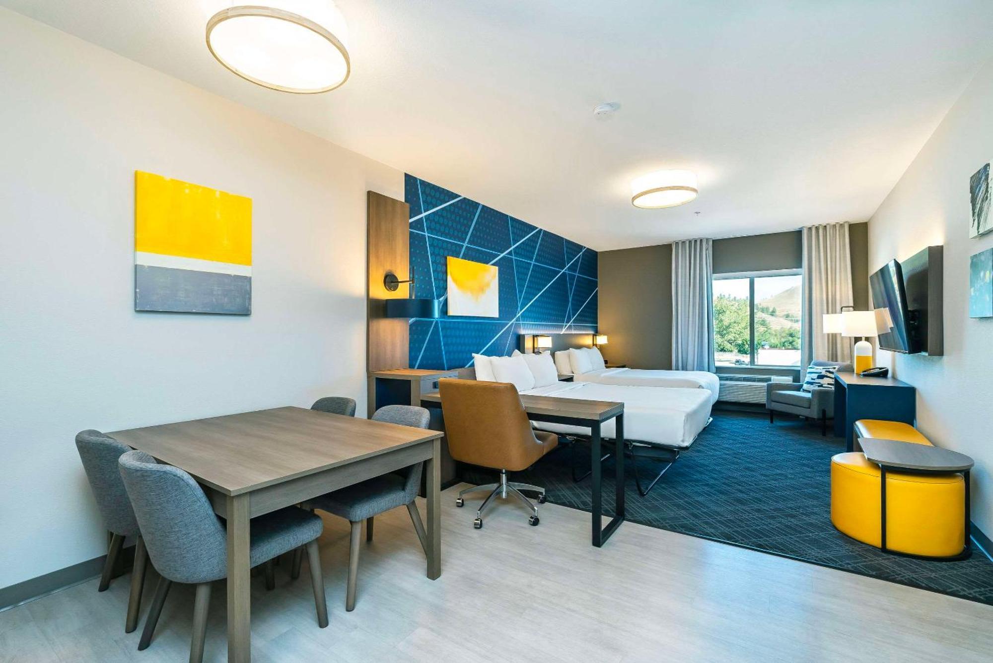 Comfort Suites Келоуна Экстерьер фото