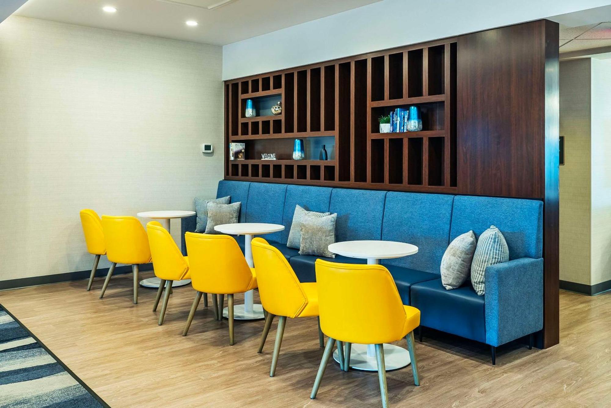 Comfort Suites Келоуна Экстерьер фото