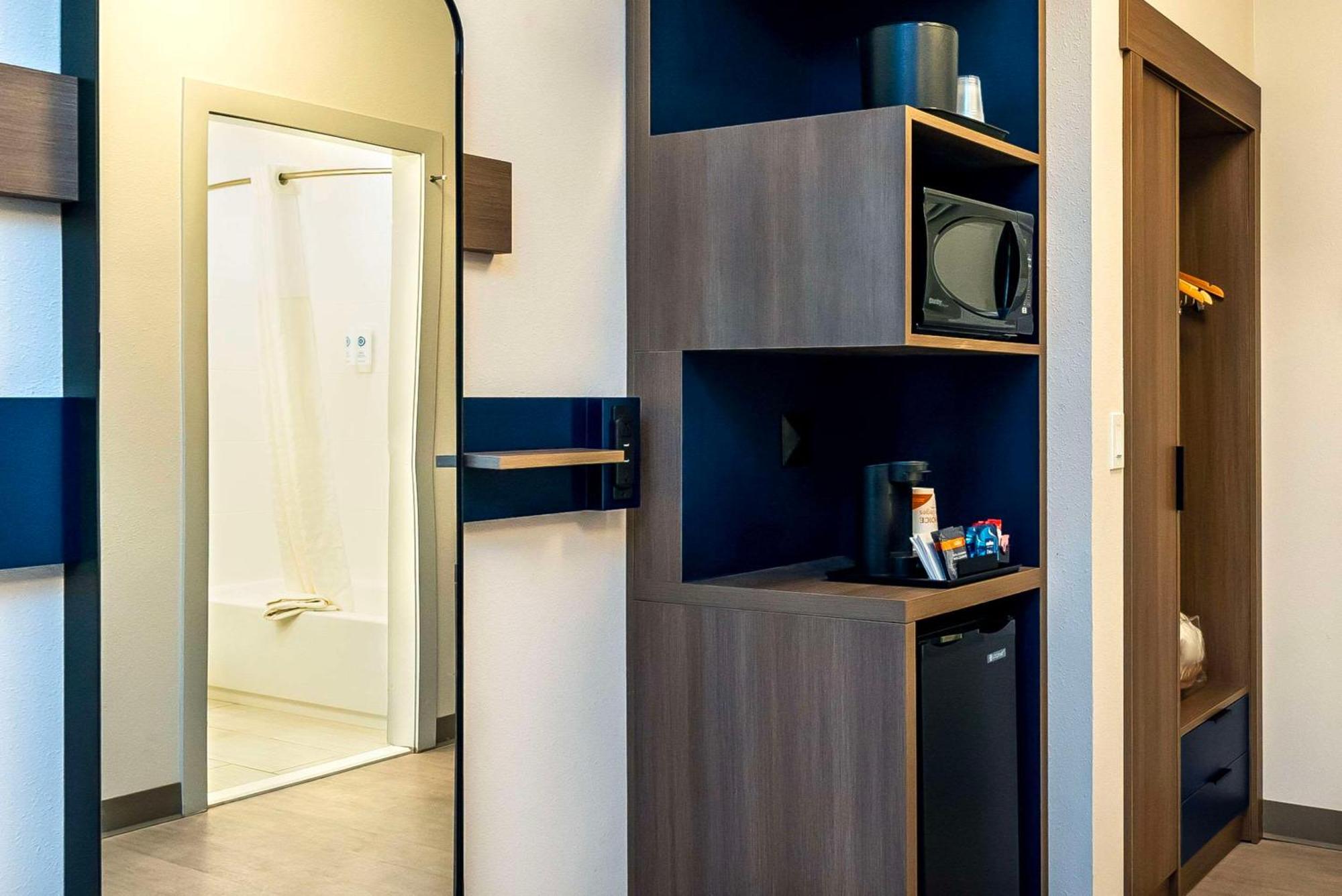 Comfort Suites Келоуна Экстерьер фото