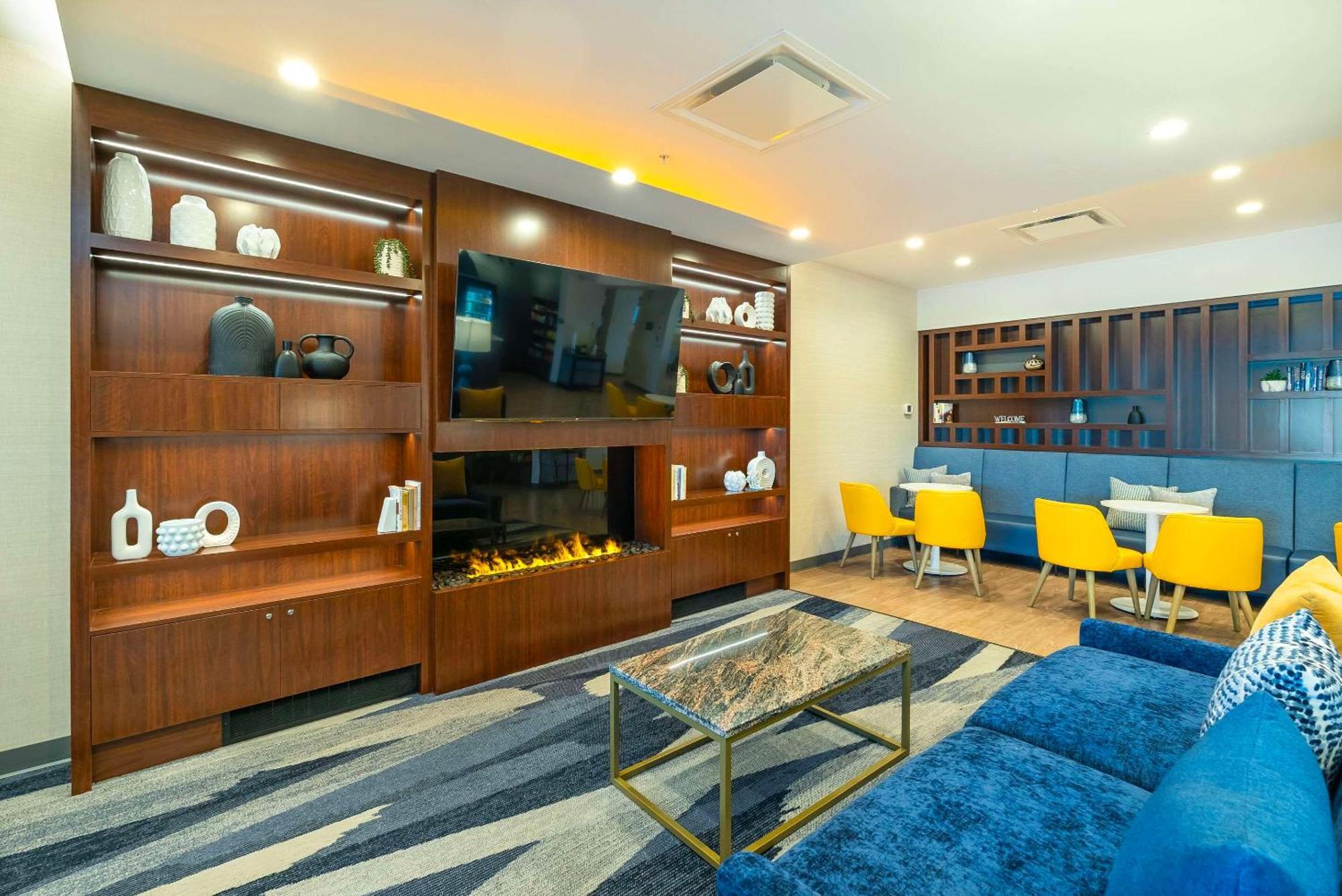 Comfort Suites Келоуна Экстерьер фото