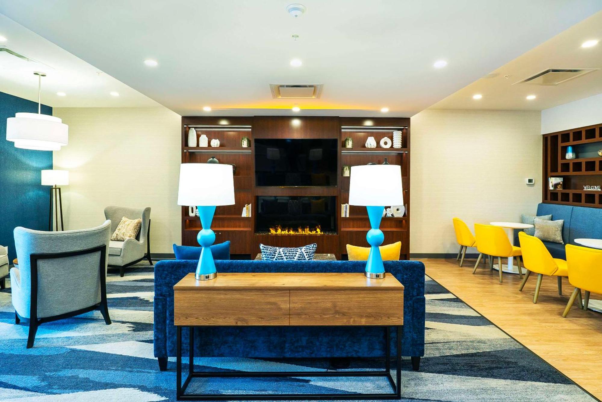 Comfort Suites Келоуна Экстерьер фото